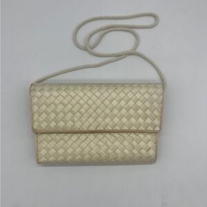 Whiting & Davis International
Cream handbag/clutch